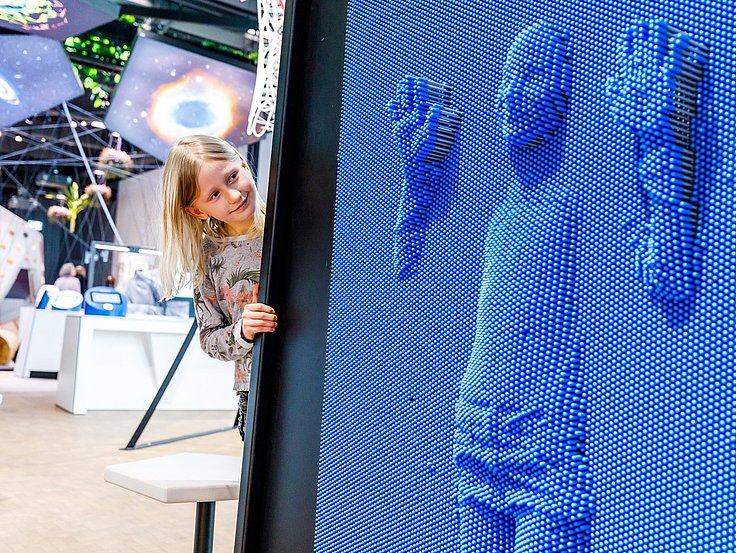 Junges Mädchen in der Entdeckerwelt der experimenta